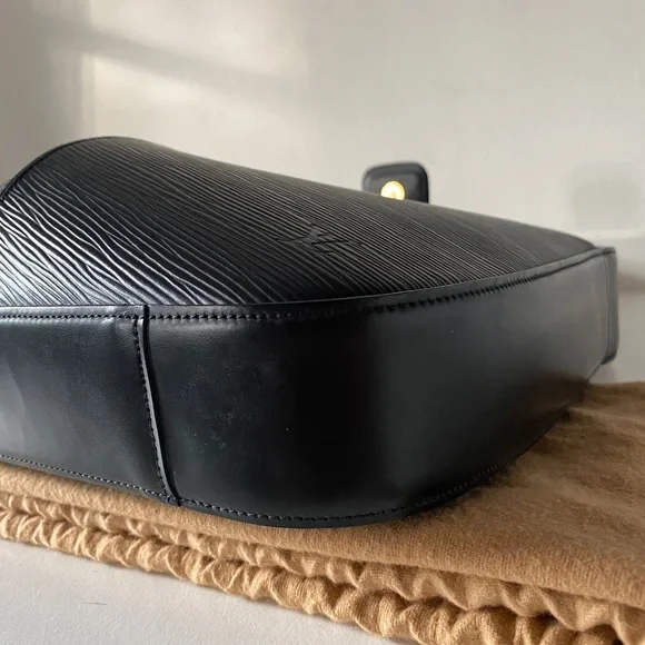 Louis Vuitton Reverie Leather Bag - Picture 14 of 16